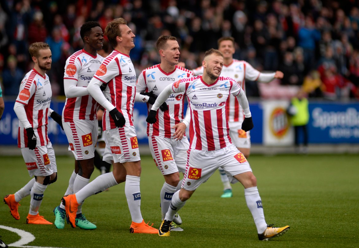 Lasse Nilsen jubler for scoring i eliteseriekampen Tromsø mot Rosenborg på Alfheim Stadion. Sammen med Daniel Berntsen, Mushaga Bakenga, Runar Espejord og Morten Gamst Pedersen. Foto: Rune Stoltz Bertinussen / NTB