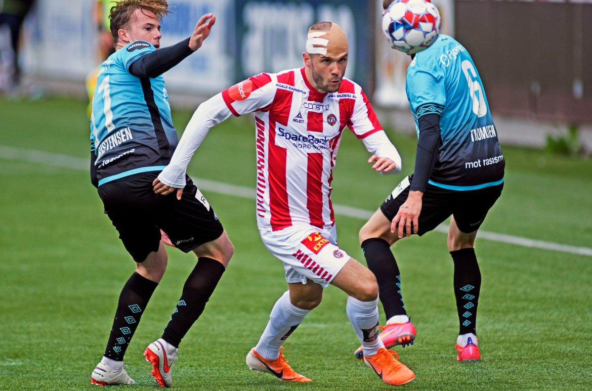Lasse Nilsen og Vålerengas Tobias Christensen og Nicolaj Thomsen under eliteseriekampen i fotball mellom Tromsø og Vålerenga på Alfheim Stadion. Foto: Rune Stoltz Bertinussen / NTB