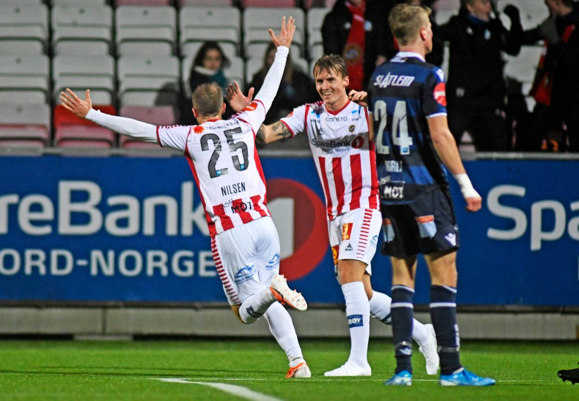 Eliteserien 2019, Alfheim stadion, Tromsø-Kristiansund. Tromsøs Lasse Nilsen scorer i kampen mellom Tromsø og Kristiansund på Alfheim Stadion. Tromsøs Runar Espejord og Kristiansunds Sondre Sørli t.h. Foto: Rune Stoltz Bertinussen / NTB