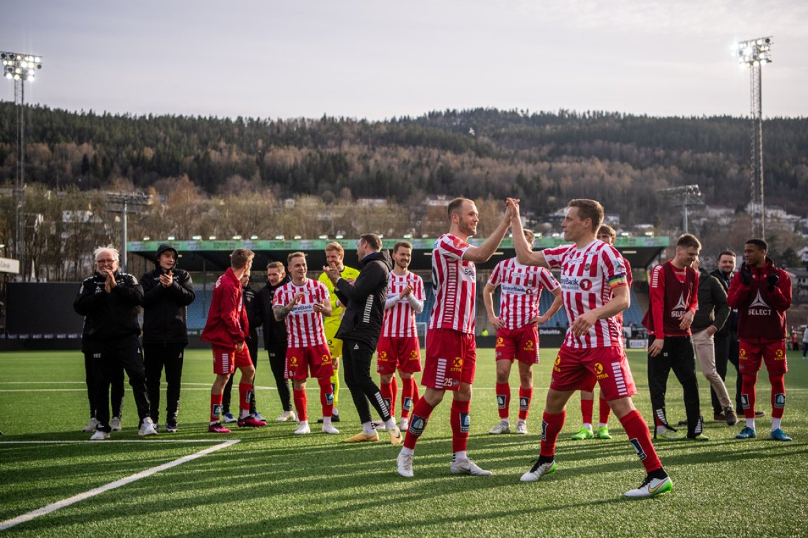 ​Tromsøs Lasse Nilsen (t.v) og Ruben Yttergård Jenssen jubler etter eliteseriekampen i fotball mellom Strømsgodset og Tromsø på Marienlyst stadion.30/04-2023. Foto: Annika Byrde / NTB