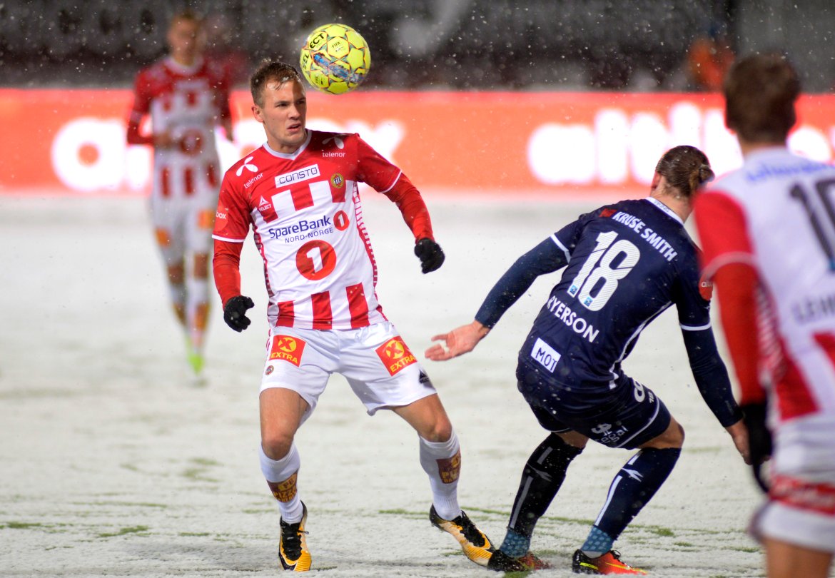 Eliteserien fotball 2017. Tromsø-Viking 3-0. Tromsøs Lasse Nilsen i duell med Vikings Julian Ryerson i kampen TIL-Viking på Alfheim stadion. Foto: Rune Stoltz Bertinussen / NTB