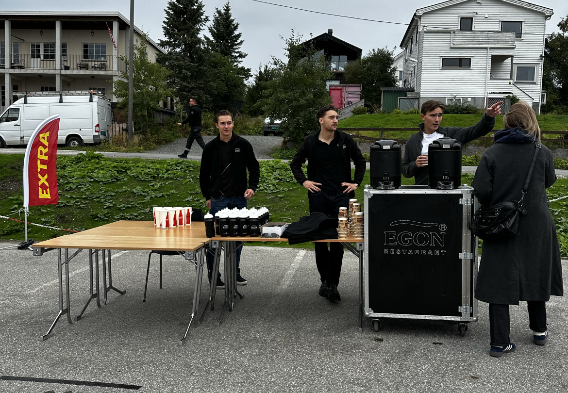De voksne kunne nyte en deilig kopp kaffe fra Egon, mens barna konkurrerte med ballkasting.