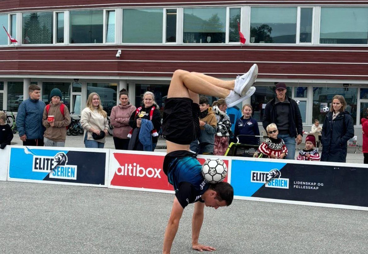 Tobias kjørte trikseshow. Etter showet fikk barna ønske triks, og flere prøvde selv. 