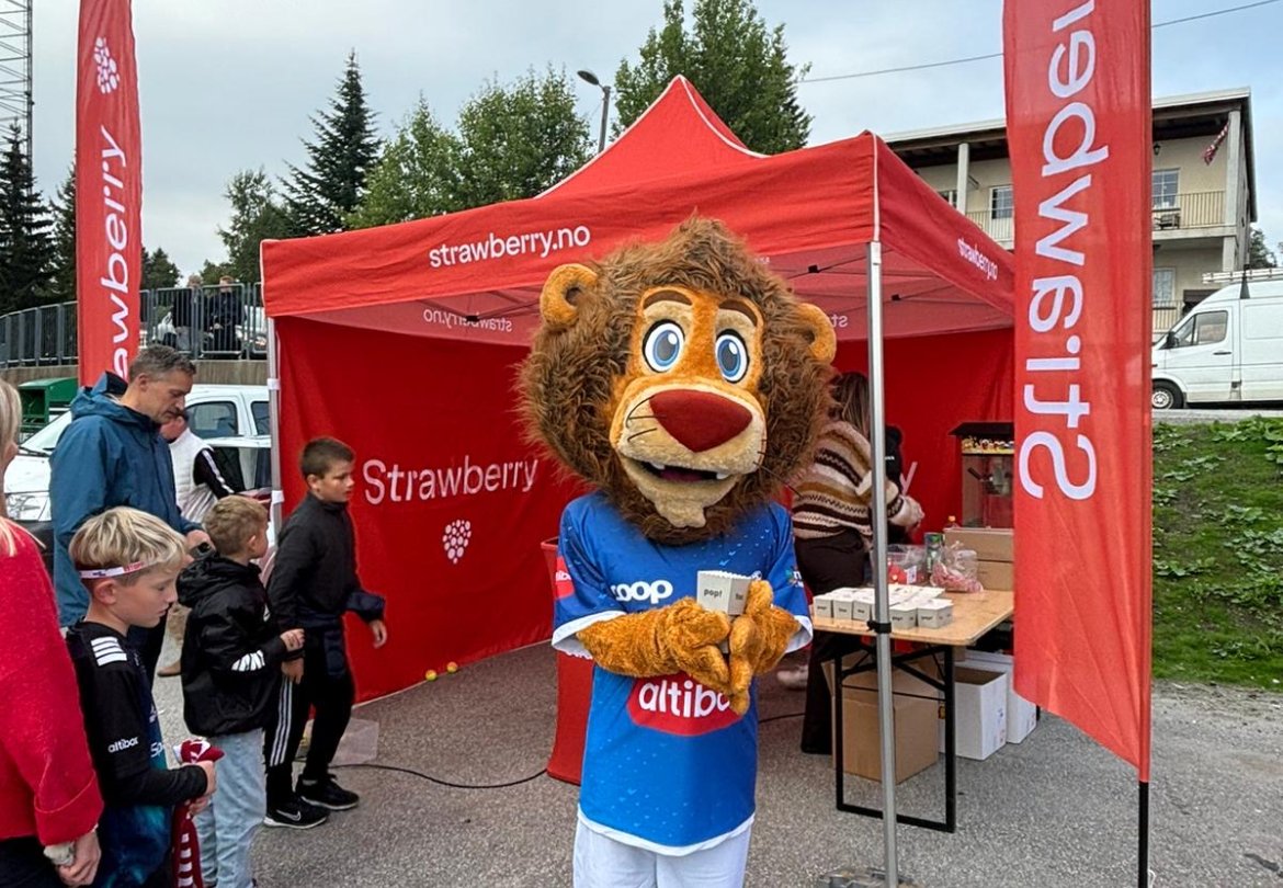 Ligapartner Strawberry hadde popcorn og snacks til alle. I tillegg trekte de ut en heldig kampdeltaker som vant en gratis hotellovernatting.