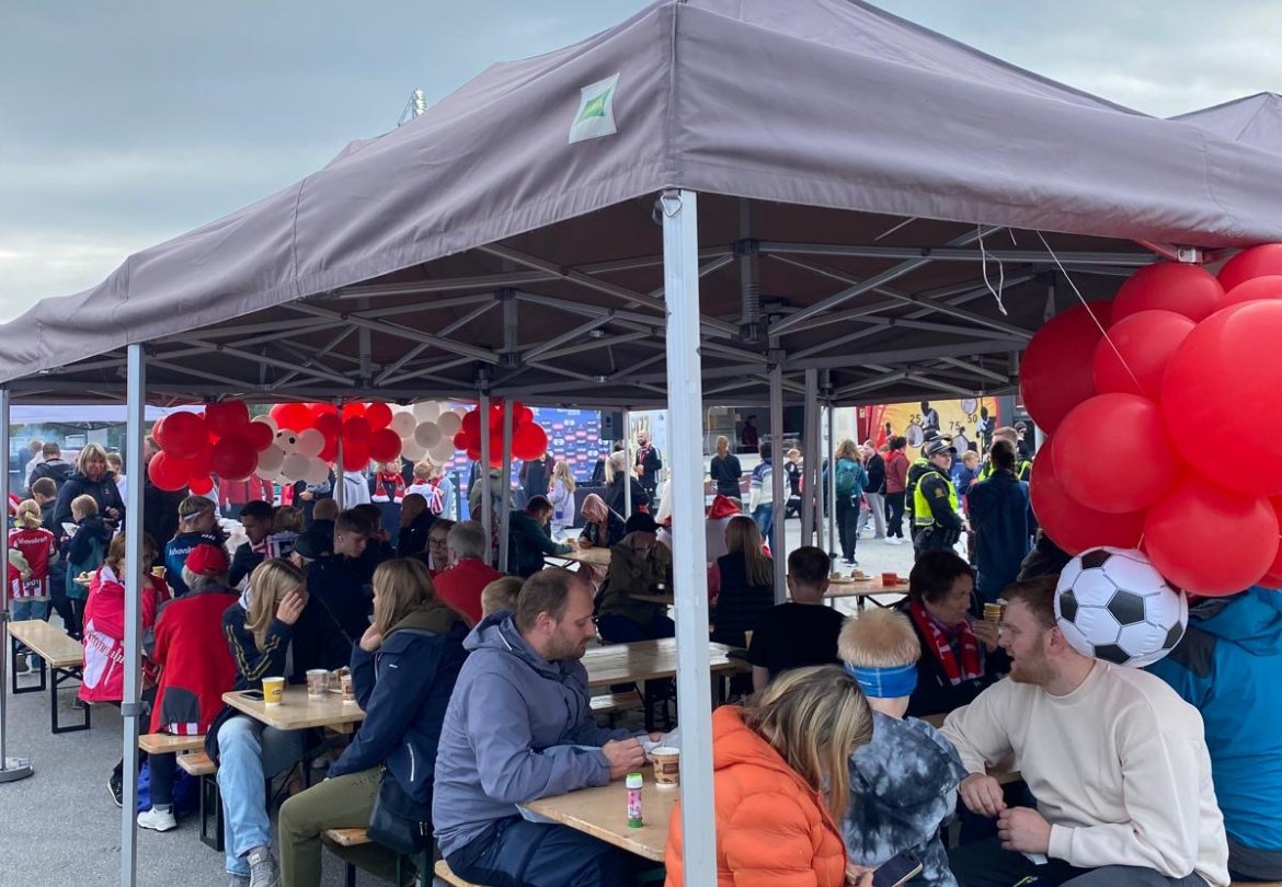 Det var god stemning i teltet under hele arrangementet.