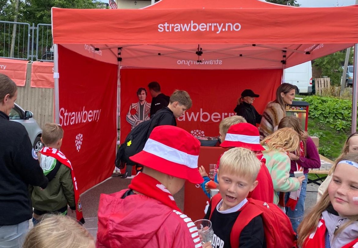 Kø hos ligapartner Strawberry.