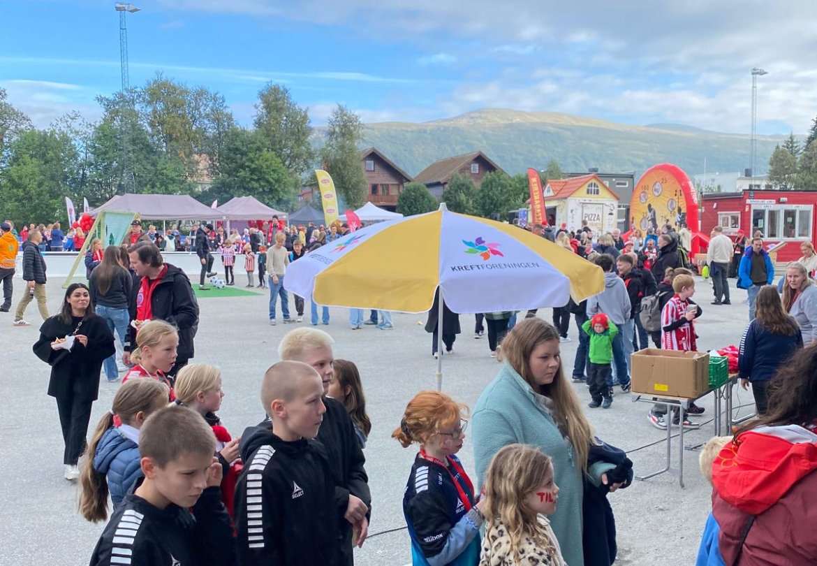 Det var lang kø til Kreftforeningens lykkehjul og ansiktsmaling hos TIL2020.