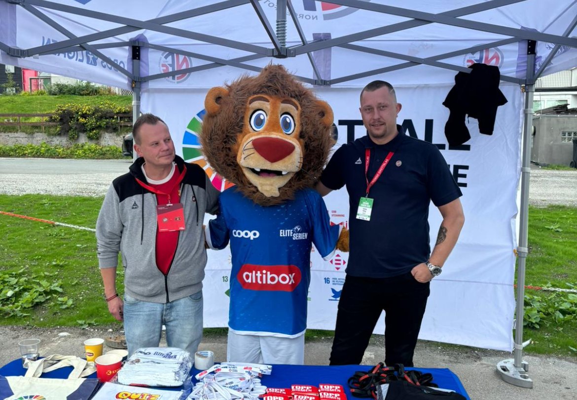 Guttene fra Gatelaget hadde quiz med tematikk om Fotball for målene, Eliteseriens egne bærekraftprosjekt. 