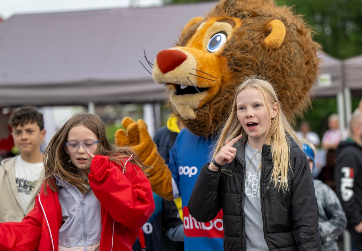Elever fra både Storsteinnes og Tromsdalen skole inviterte alle barn til BlimE-dans i ballbingen.