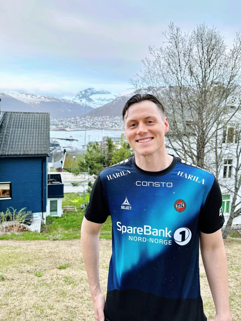 Hallvar Wergeland Agersborg med Tromsdalstiden i bakgrunn.