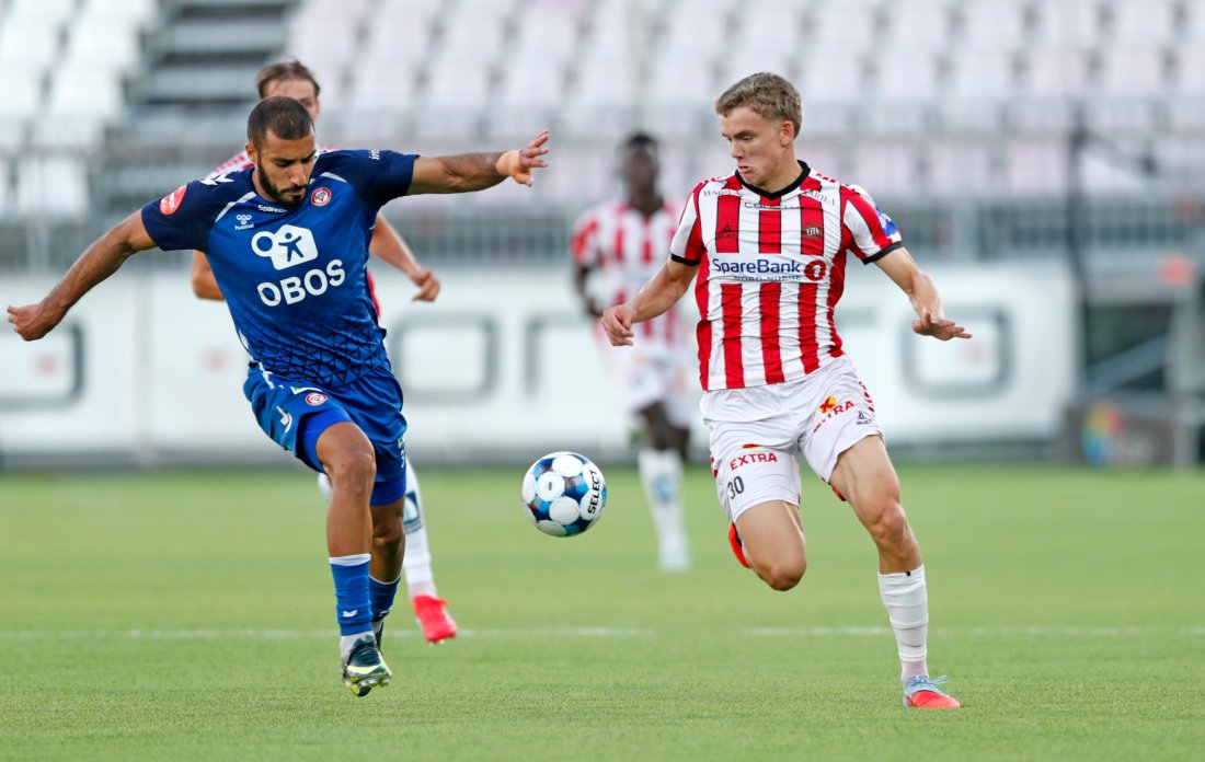 Tromsøs Isak Vådebu og KFUM Oslos Ayoub Aleesami under eliteseriekampen i fotball mellom Tromsø og KFUM Oslo på Romssa Arena. Foto: Rune Stoltz Bertinussen / NTB