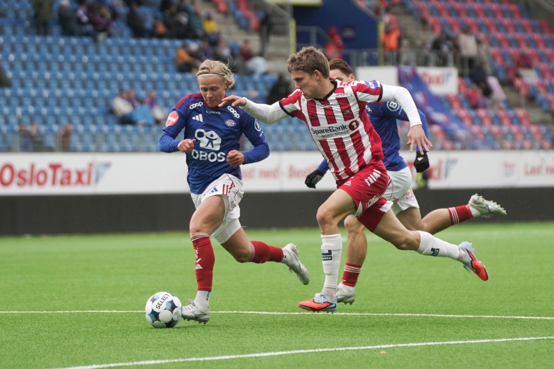 Carl Lange mot Tromsøs Isak Vådebu under eliteseriekampen i fotball mellom Vålerenga og Tromsø på Infinity Arena. Foto: Thomas Fure / NTB