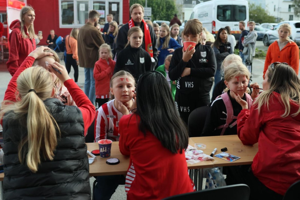 Ansiktsmaling under Fanzone før TIL2020 vs Bodø/Glimt kvinner på Romssa. Foto: Tone Mette Yttegård