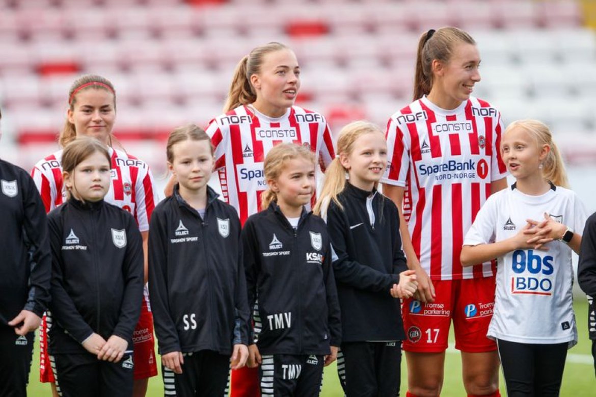 Kaptein Mali Trøan sammen med resten av laget i jubelbrøl etter scoring på straffe. Foto: Steffen Todal Lykset/iTromsø