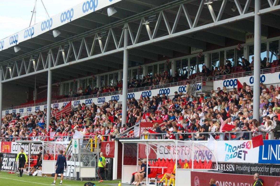 En full tribune. Foto: Steffen Todal Lykset/iTromsø