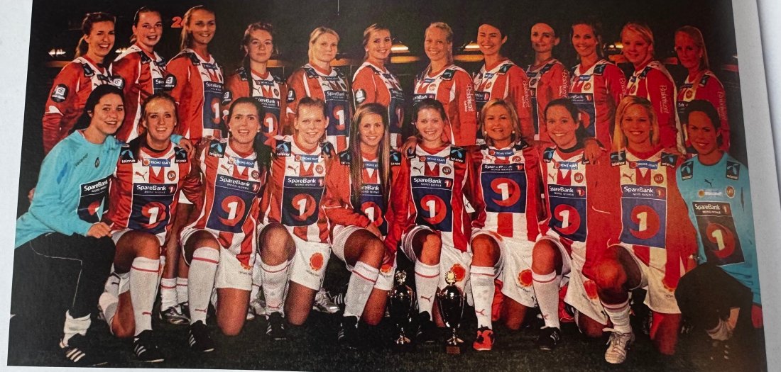 TILs kvinnelag i 2011 som vant 2. divisjon.