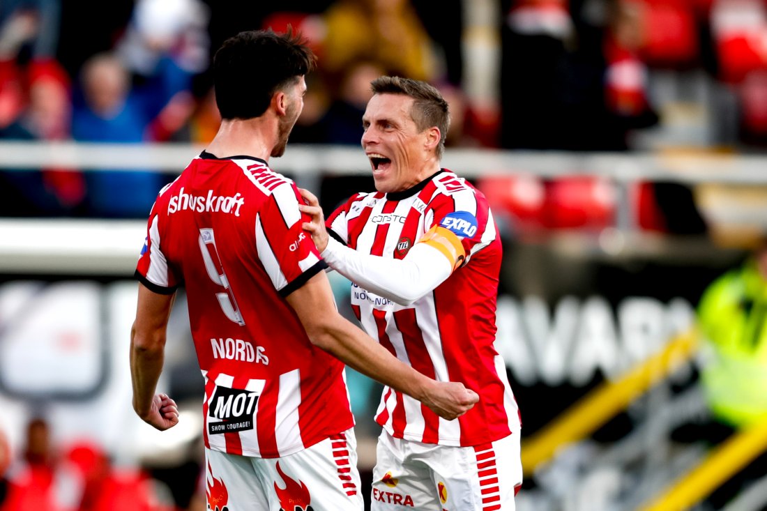 Ruben Yttergård Jenssen feirer med målscorer Lasse Nordås under eliteseriekampen i fotball mellom Tromsø og Sandefjord på Romssa Arena. Foto: NTB