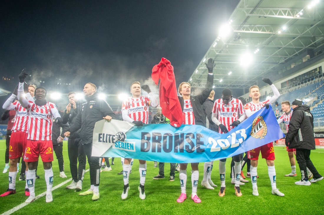 Tromsø jubler for bronse under eliteseriekampen i fotball mellom Vålerenga og Tromsø på Intility arena. Foto: NTB