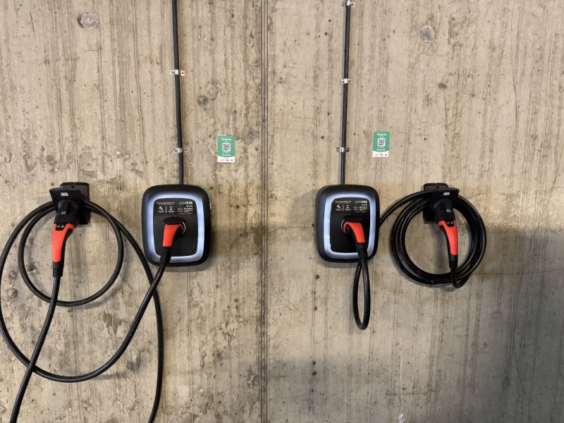 Nå kan du lade elbilen i garasjeanlegget i Lerøyhallen.