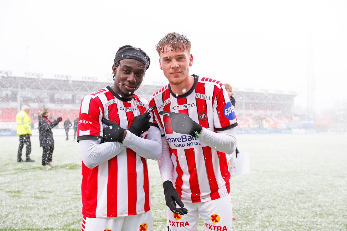 Yaw og kompisen Jakob Romsaas etter seier i snøværet på Romssa Arena.