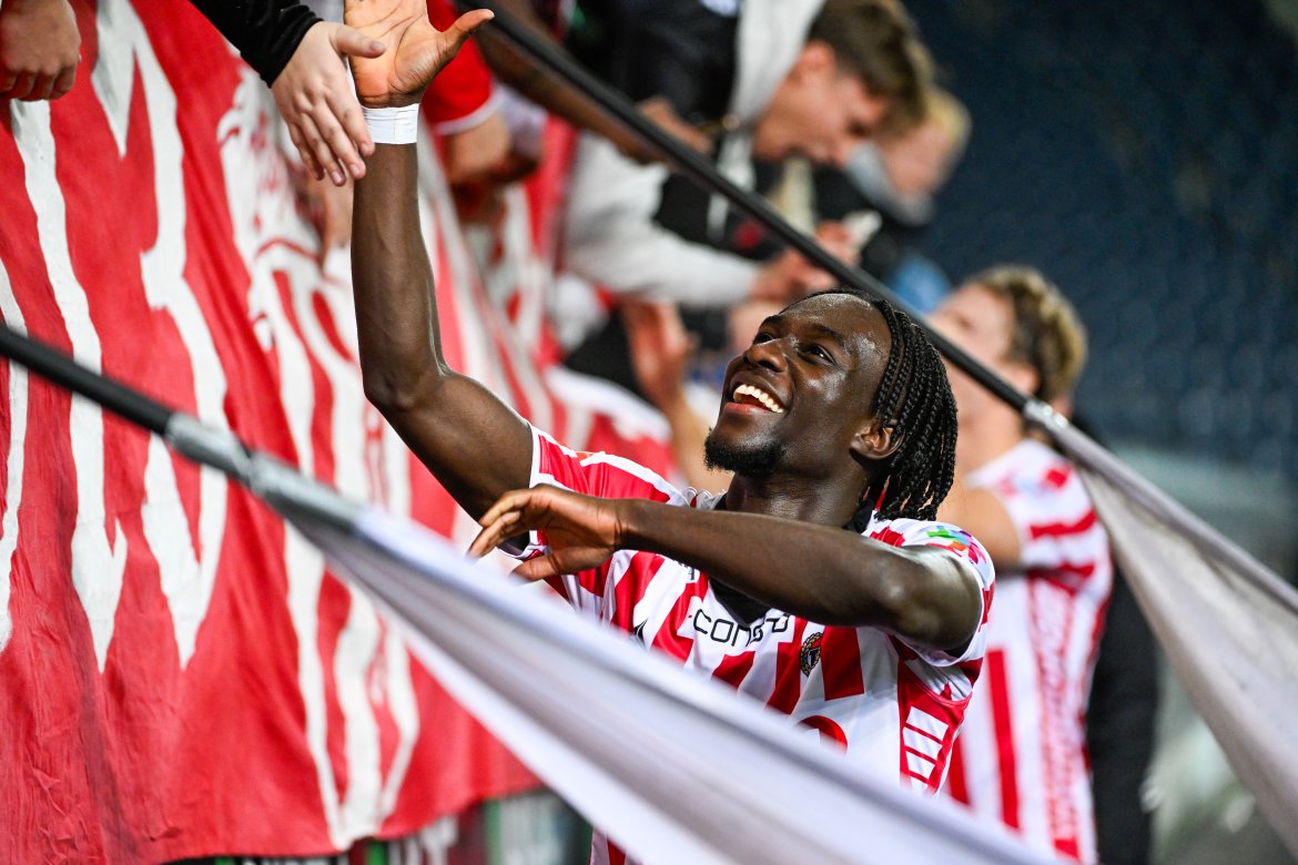 Yaw har god kontakt med de rød-hvite supporterne. 