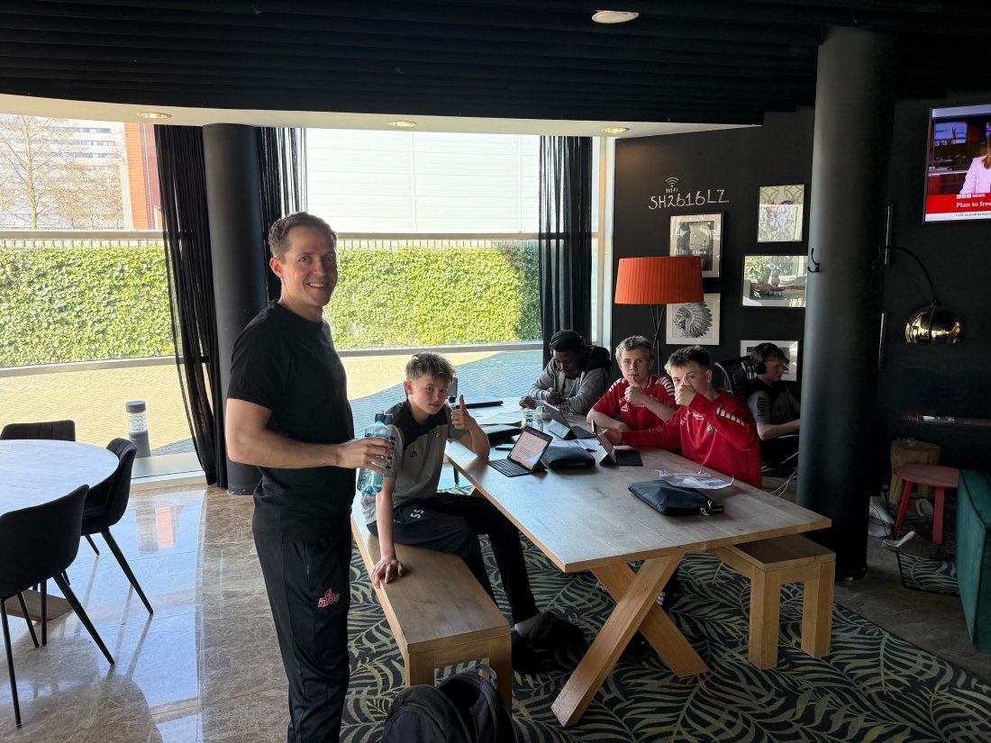 Mats Tunstad fra NTG-U var med i reisefølget og sørget for at blant andre Sigurd Skjelstad (fra venstre), Daniel Chirongozi, Kasper Møller Martinsen og Petter Nordgård Sollid fikk gjennomført skolearbeid.